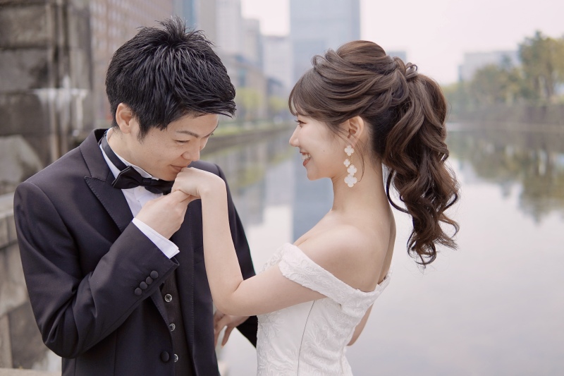 <平日限定>ヴァンクリーフのジュエリーをつけて丸の内ロケーション1スポットでの撮影・データ10カット