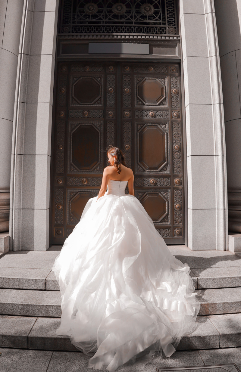 VERAWANGリーゼル/エスメラルダ 有名ブランドドレスを着てソロウェディング レタッチ付きデータ10カット 丸の内1スポット