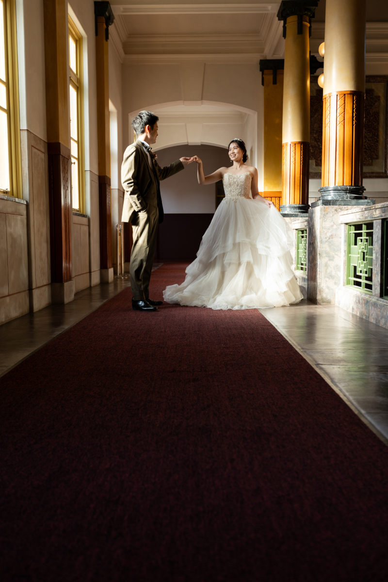 手をとりあって