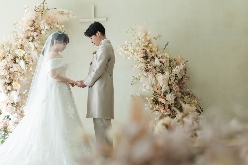 手を取り合って