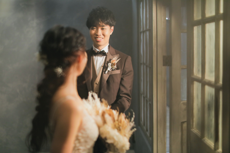 優しく見つめる