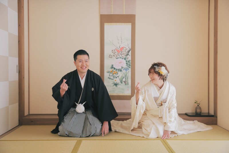 正座ショットもお二人らしさを