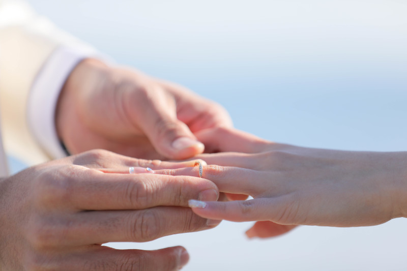 海をバックに指輪ショット