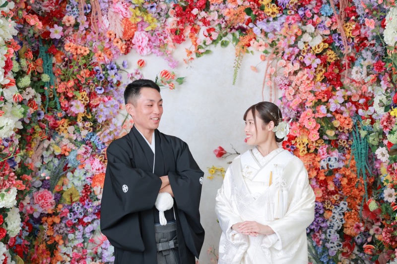 色鮮やかなフラワーウォール