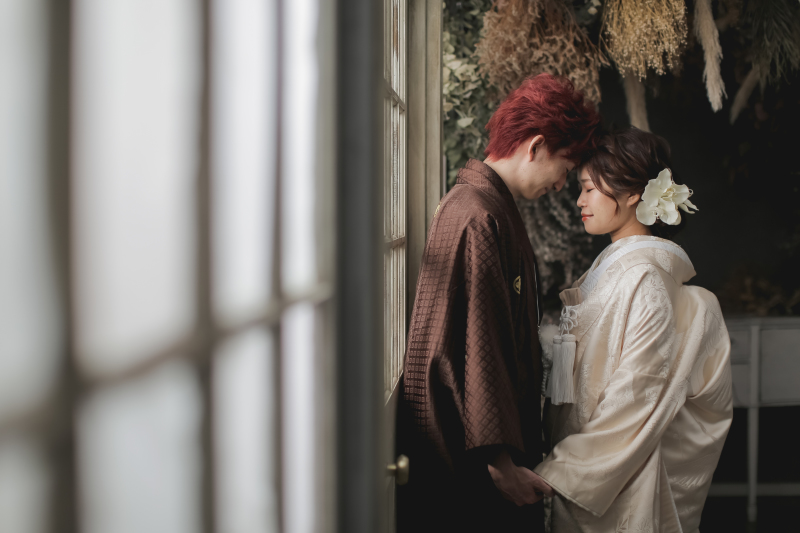 手を取り合って