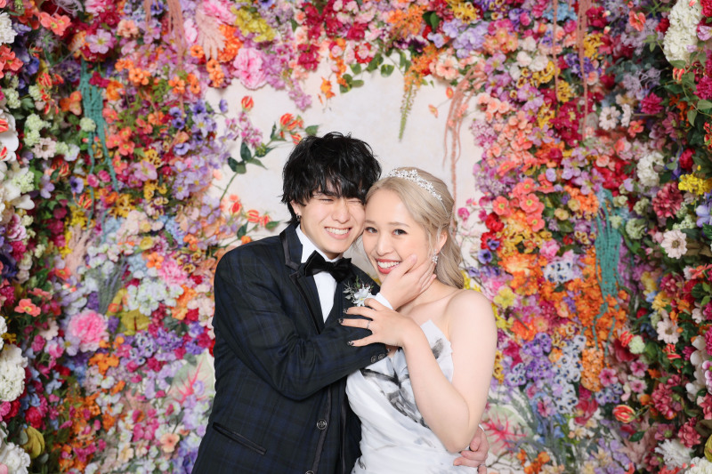 カラフルな背景に合わせて