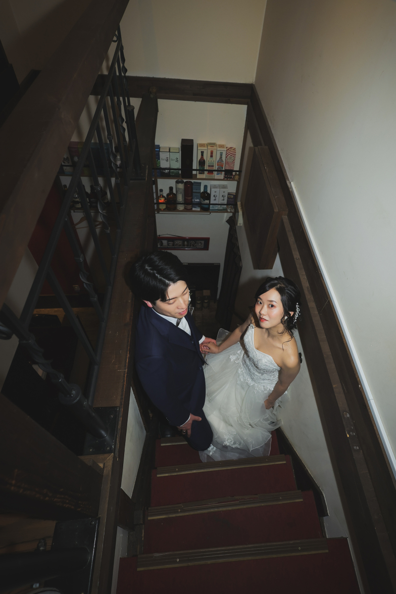 2階へ向かう階段で。