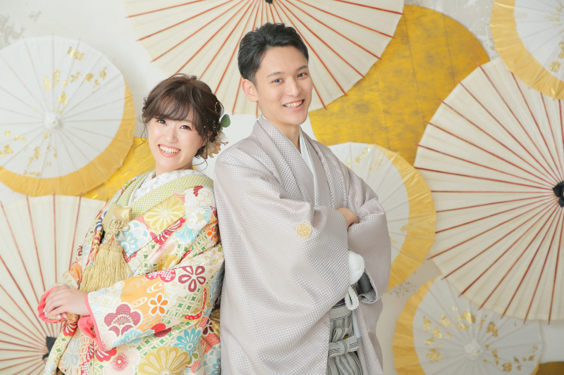 ゴールドと傘の前で