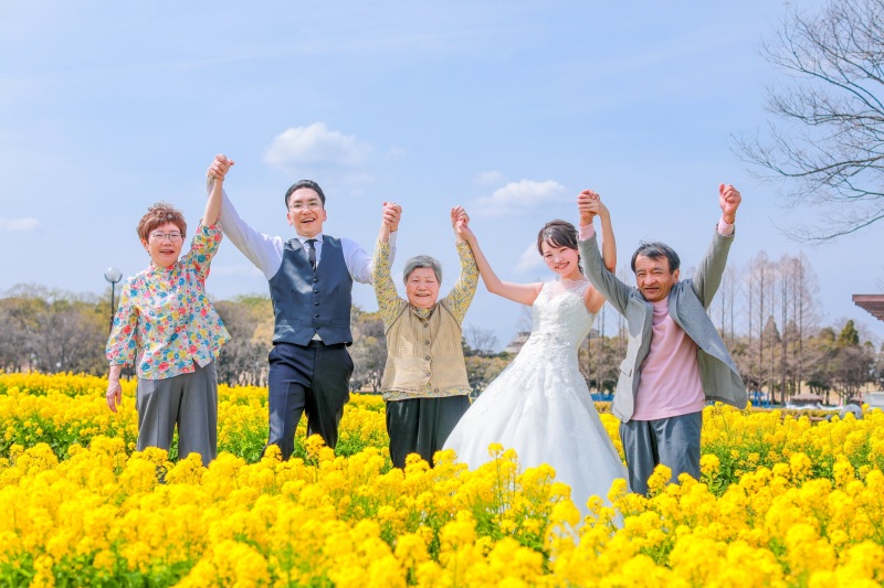 家族様と一緒にお花畑で