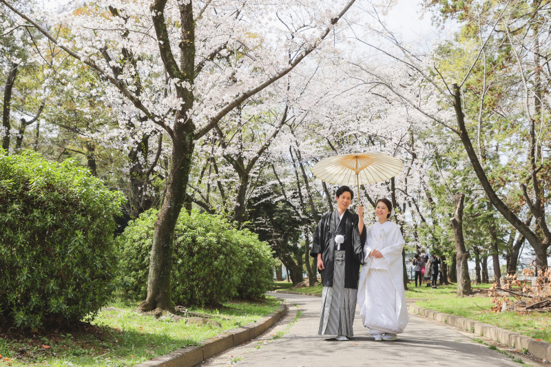 満開の桜を背に