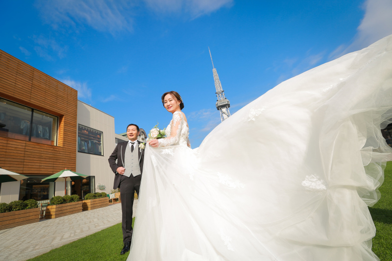 風が吹いているかのように