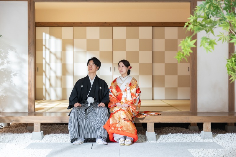 見上げる２人