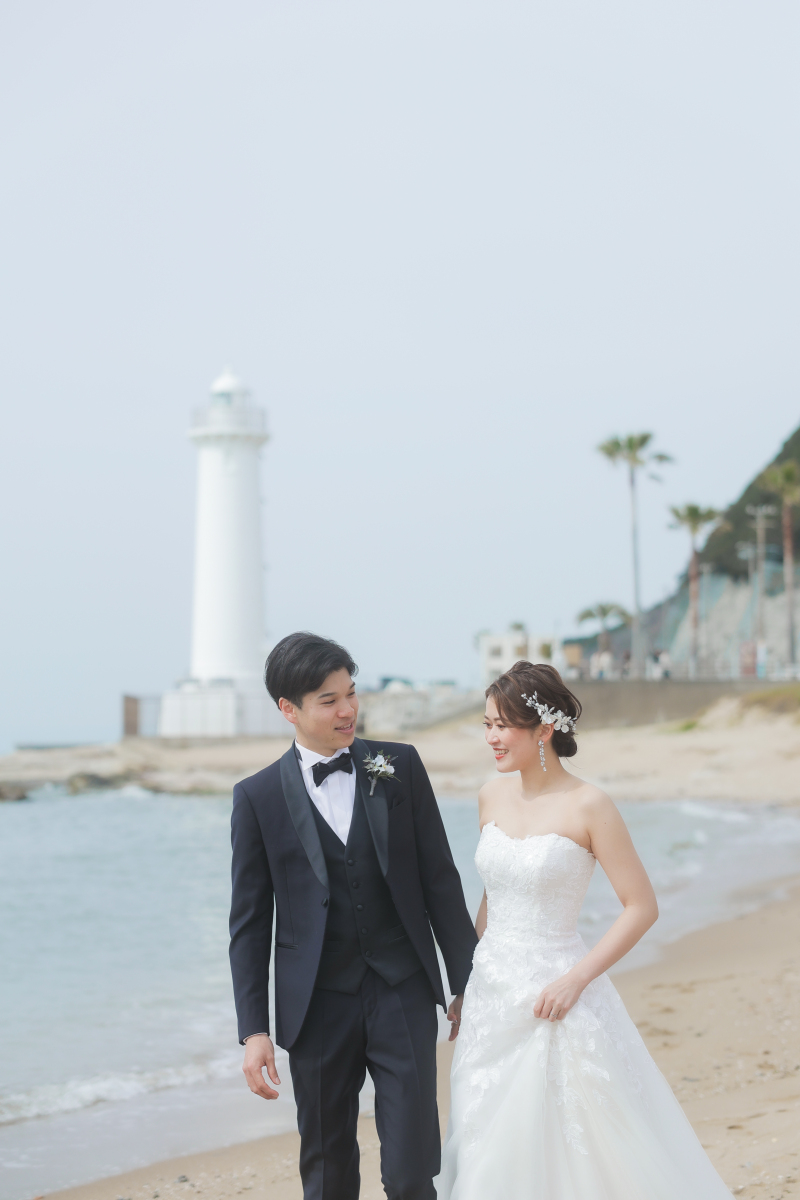 手をつなぎ合って