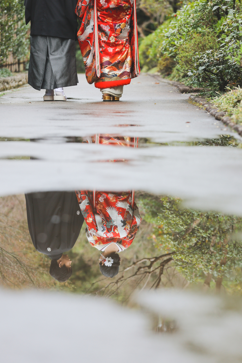 水溜りの鏡で。