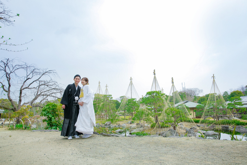 背景の雪吊りと