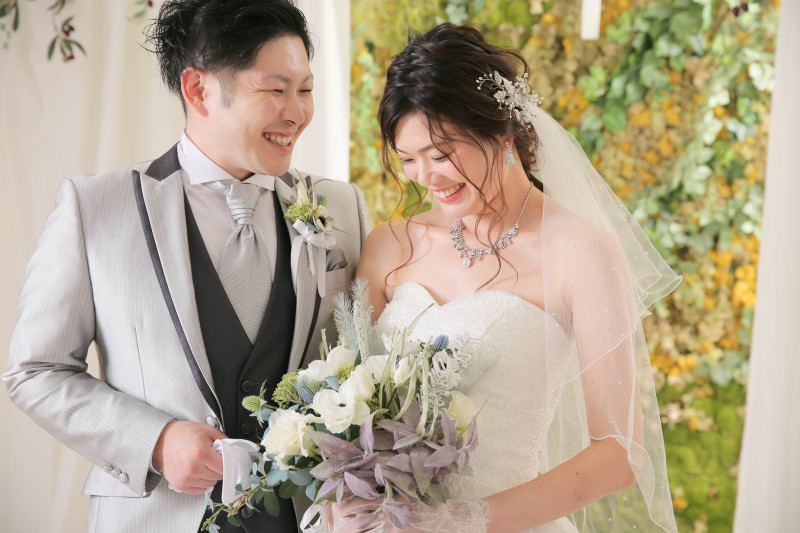 新婦様の笑顔を見つめる新郎様