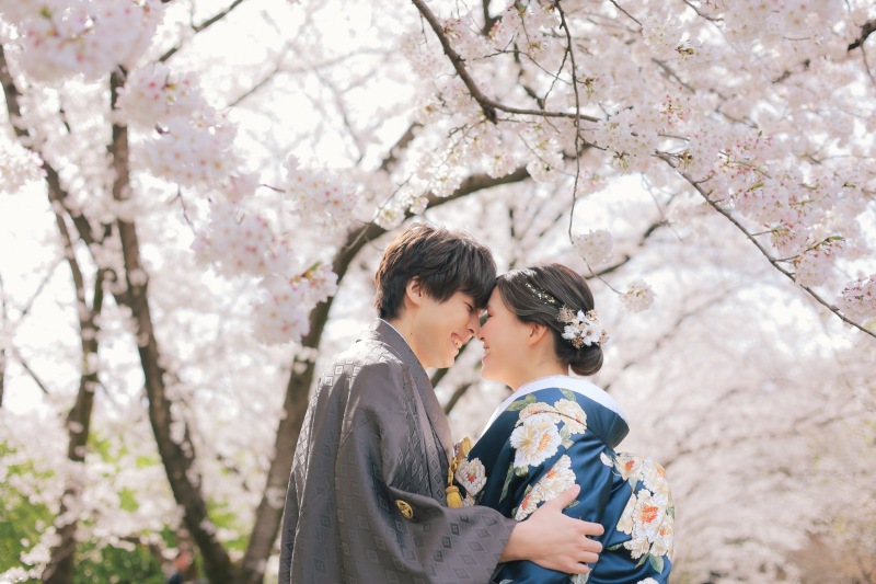 桜バックに