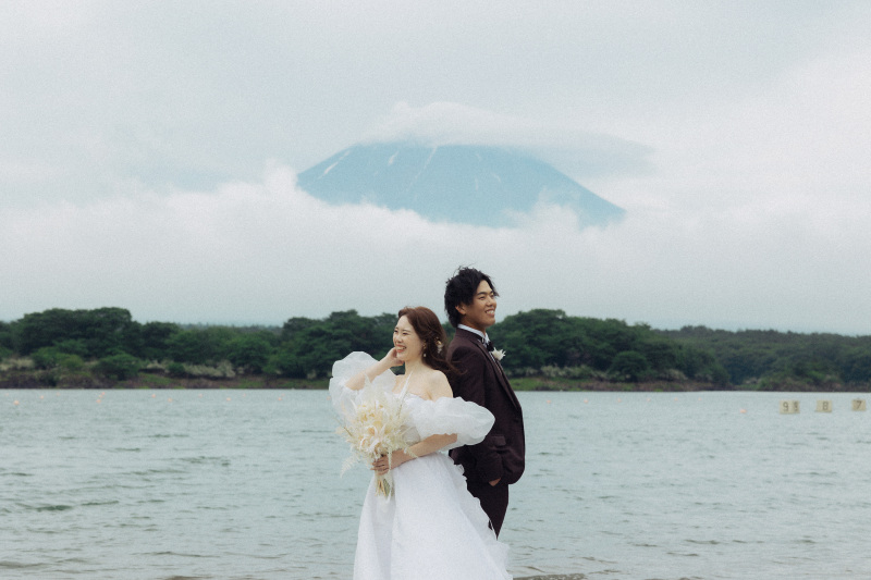 富士山をバックに
