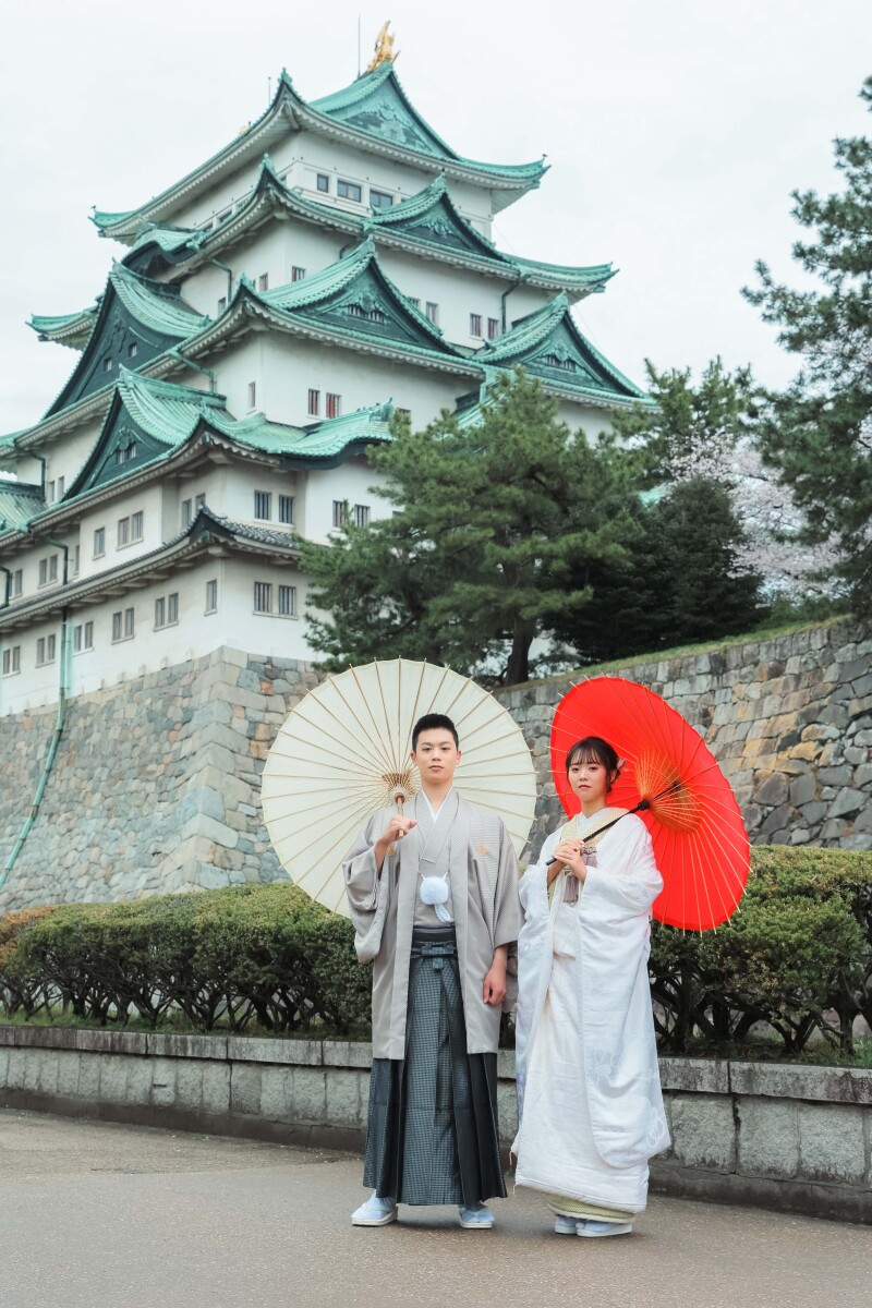 名古屋城を背に