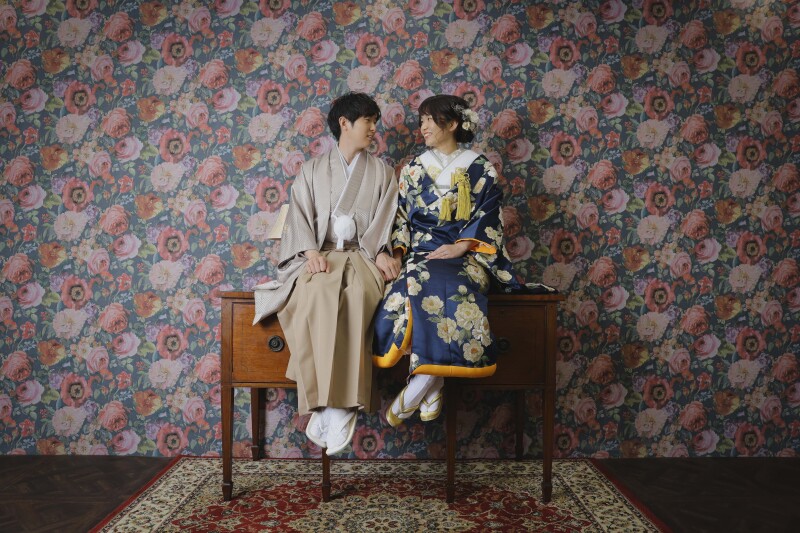 机の上に座って