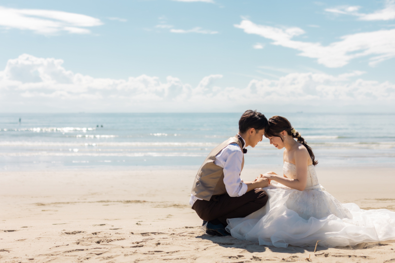 手を取り合って