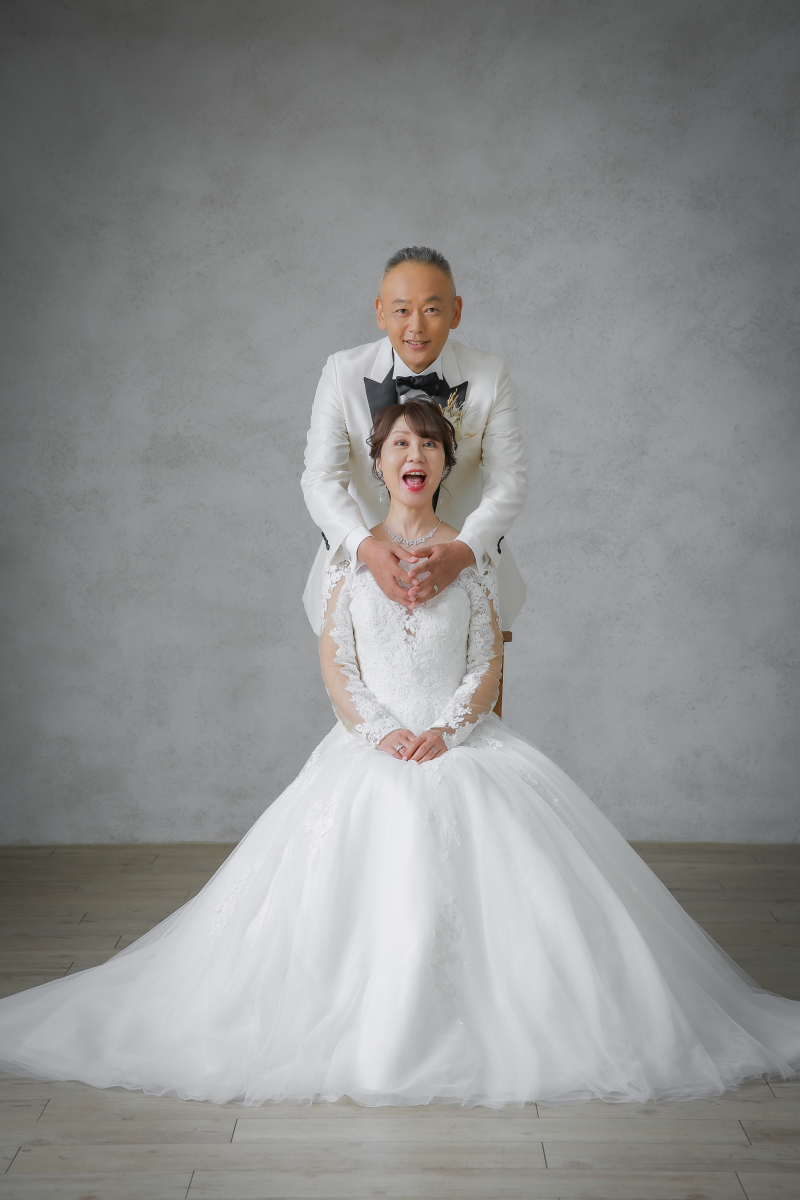 バックハグに驚く新婦様!
