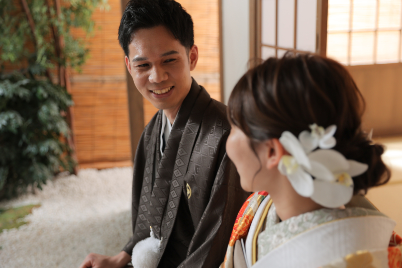 ほほ笑みながら