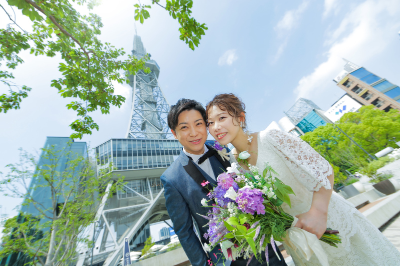 背景に名古屋のシンボル。