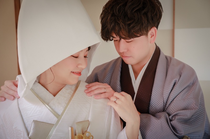 手を触れ合って