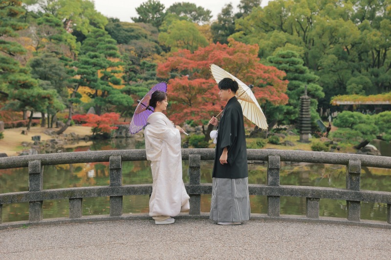 紅葉をバックに