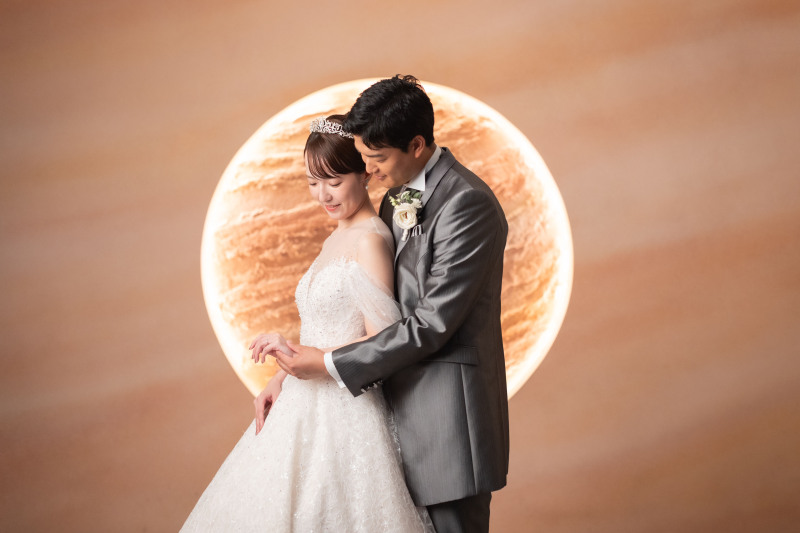 指輪を眺める2人