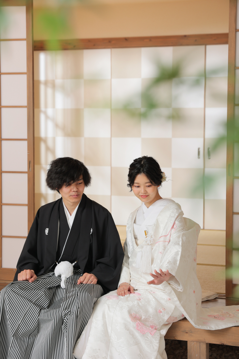 縁側に座って。