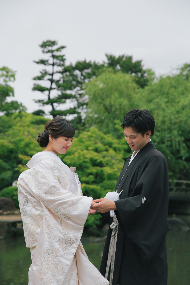 手を取り合って