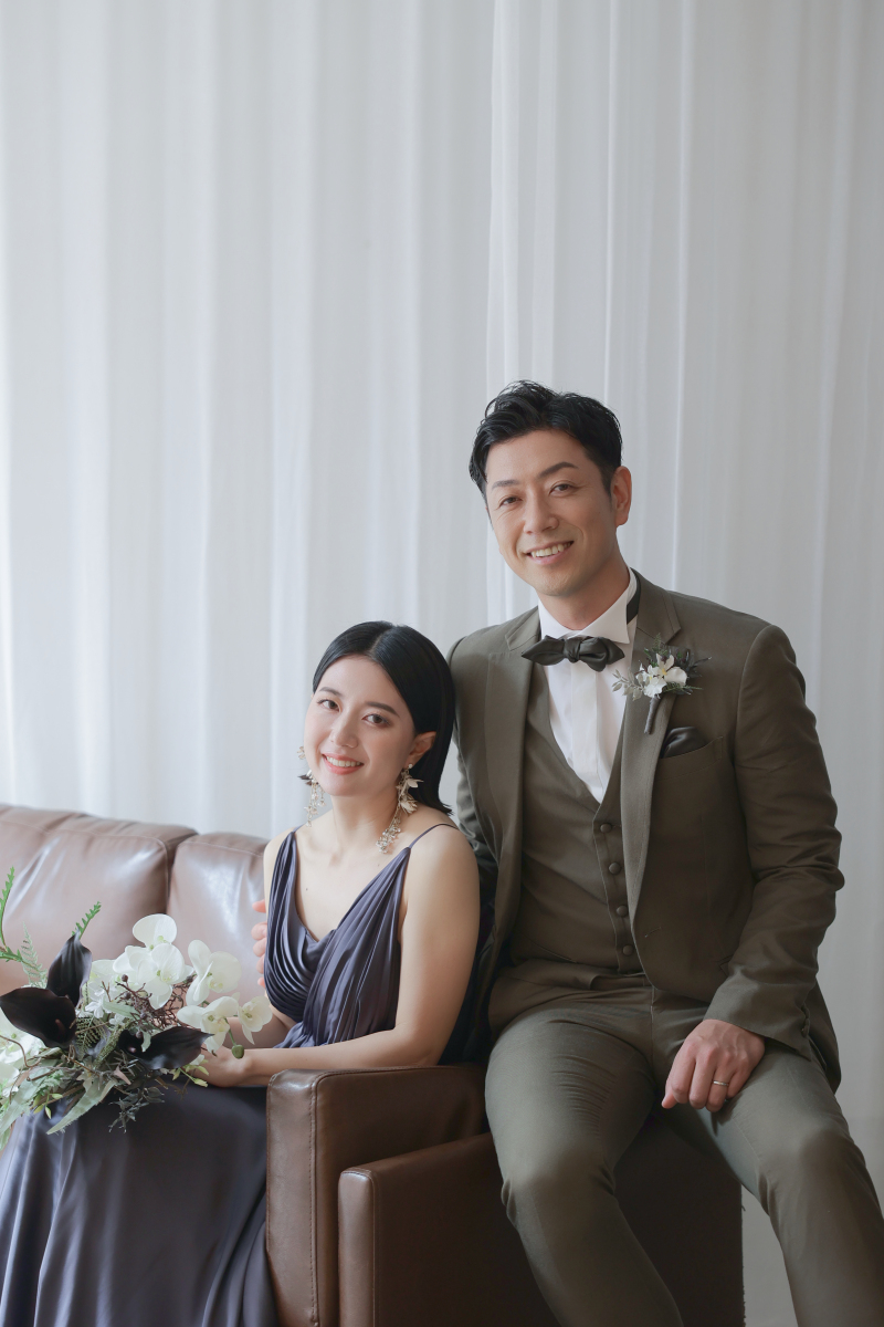 レースのカーテンとソファーがオシャレ