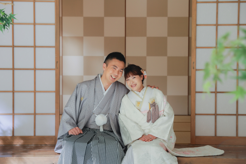 額を寄せ合って