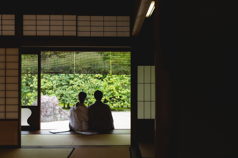 縁側に腰掛けて