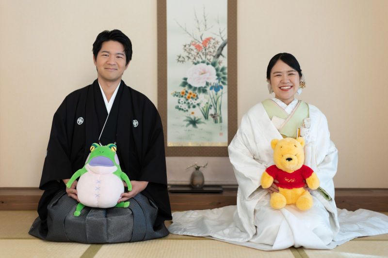 可愛いぬいぐるみと正座