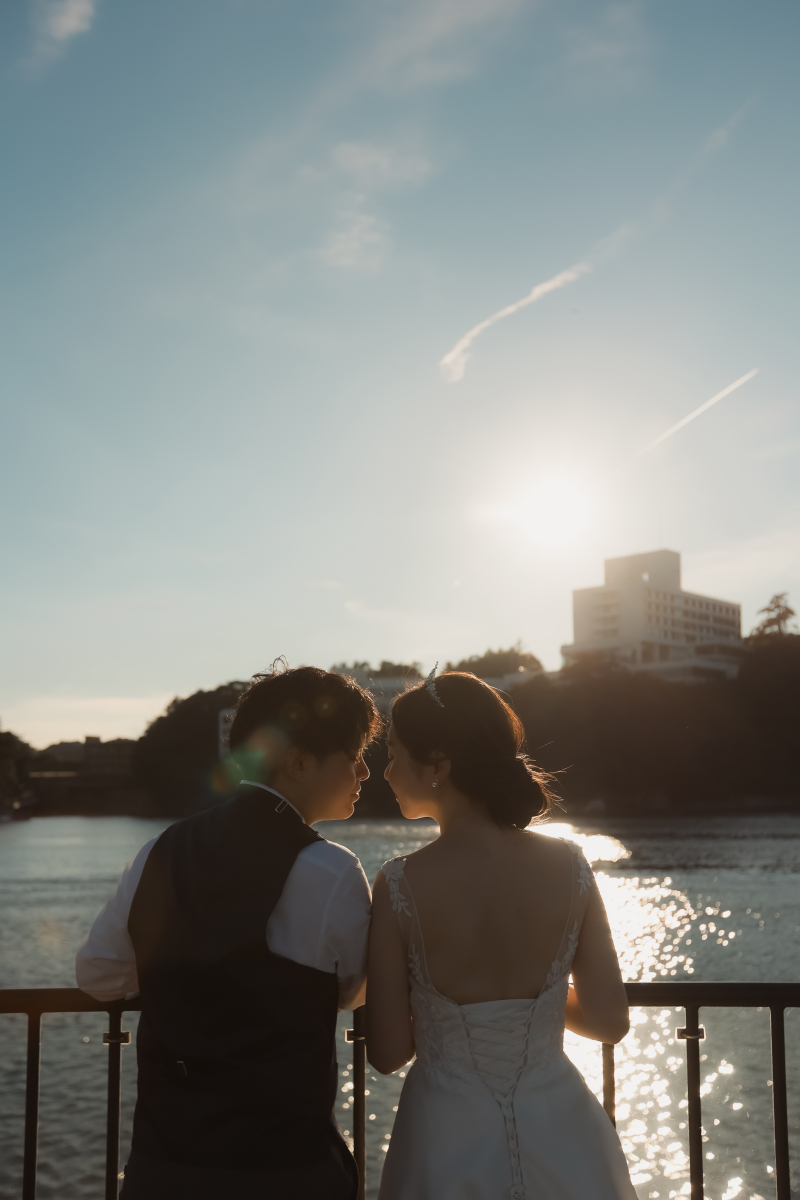 西日に照らされて