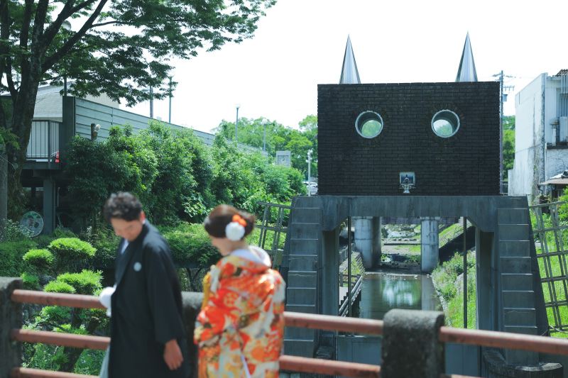 うしろがきになる！