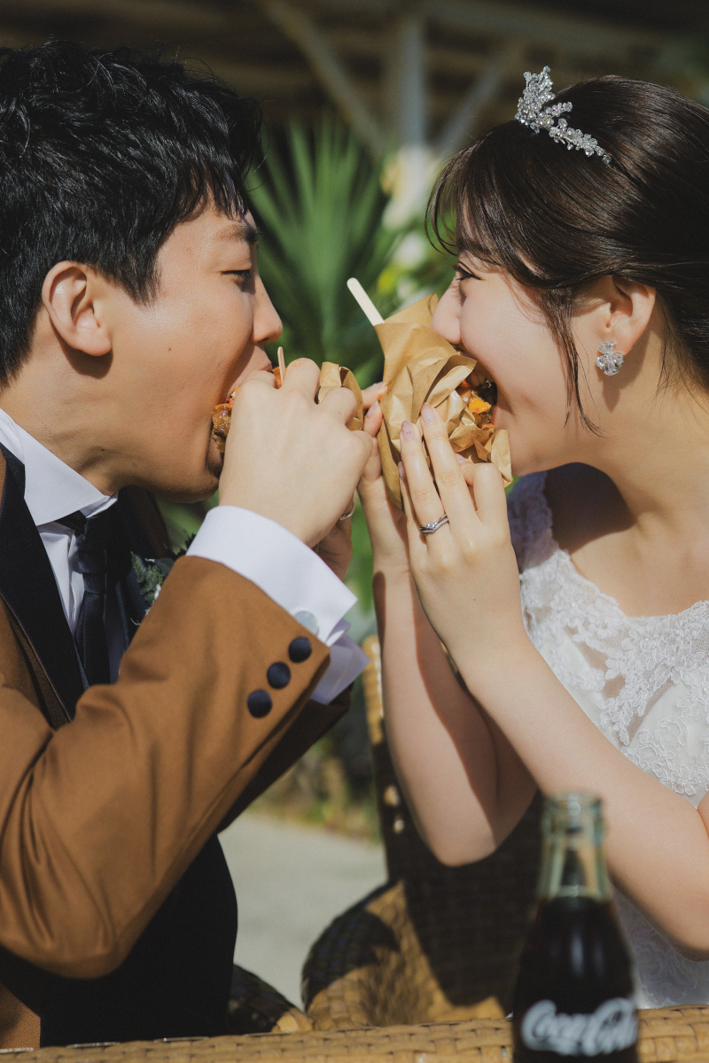 ハンバーガー食べながら