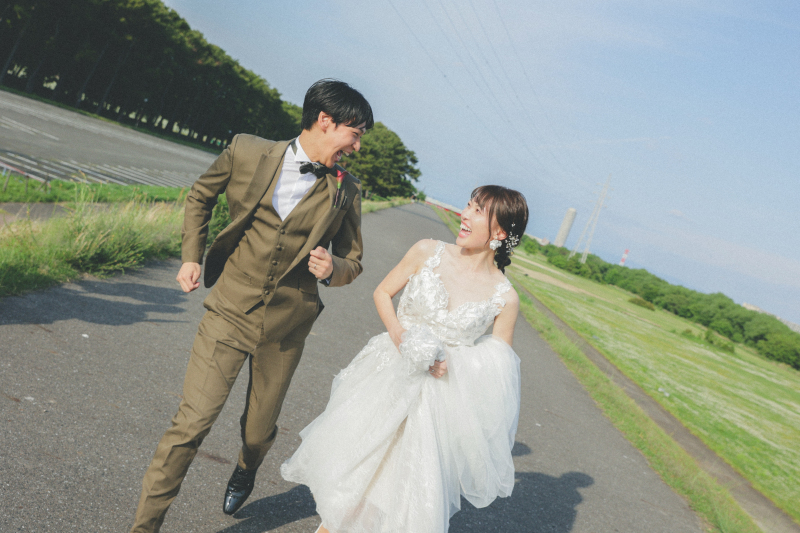 洋装で新緑の庄内緑地公園