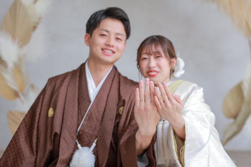 お二人の手には