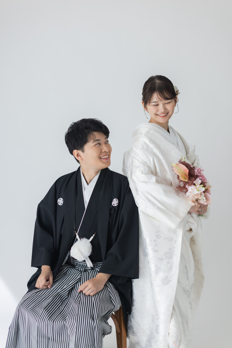 振り向きながら