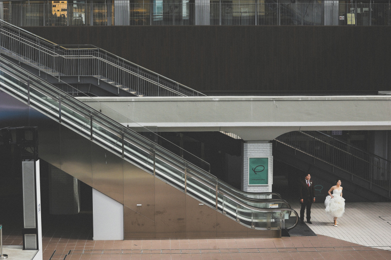 エスカレーター下