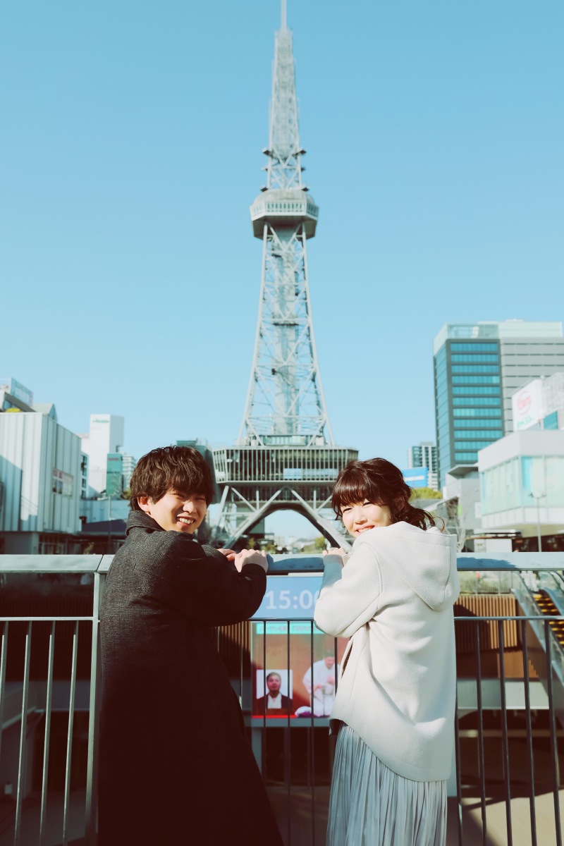 テレビ塔を背景に