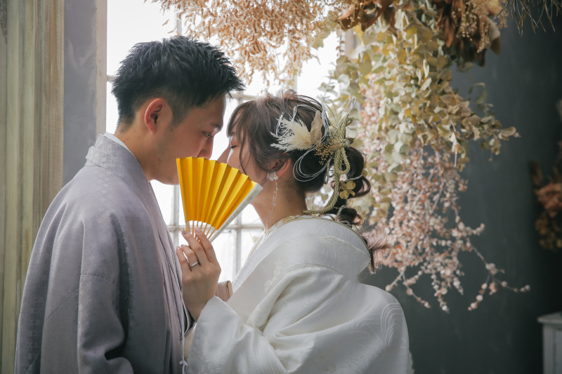 末広(扇子)の下でちゅっ