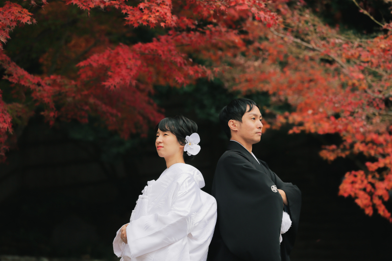 お二人を引き立てる紅葉