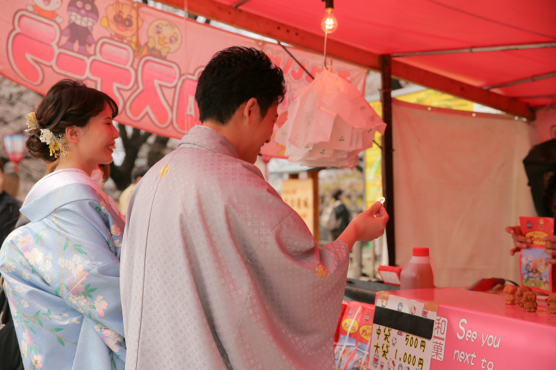 屋台が気になるおふたり!