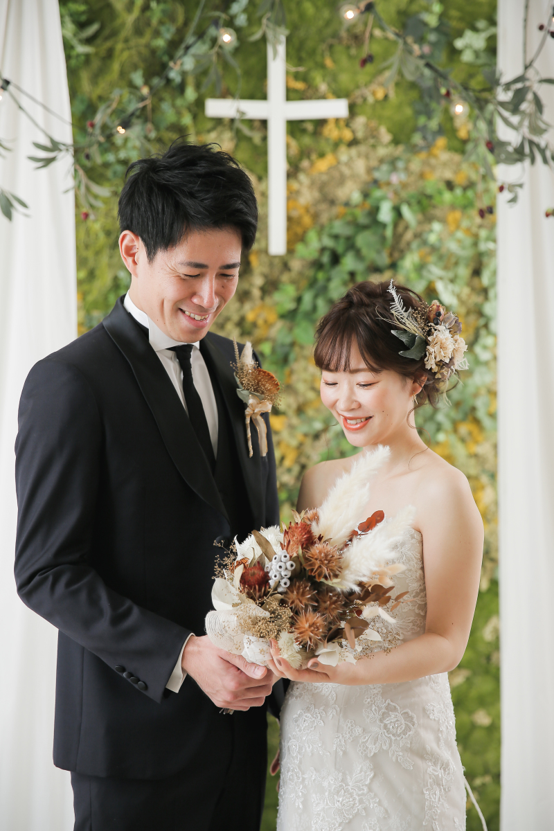 チャペルの前で