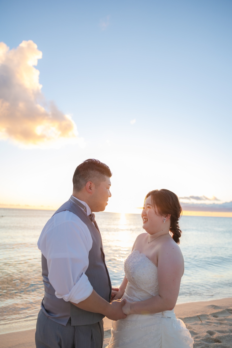 ビーチで夕日と共にお写真を